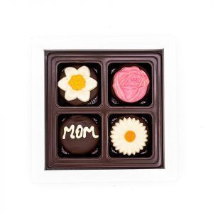 box with for cookies decorated with MOM, a white daisy, a white and yellow flower and a pink rose